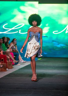 Model bir wA modeli 18 Mart 2022 'de Fort Lauderdale, FL' de düzenlenen FLL Moda Haftası sırasında Lily Marotto Moda Şovu için podyumda yürüyor.