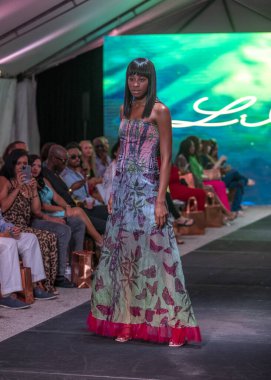 Model bir wA modeli 18 Mart 2022 'de Fort Lauderdale, FL' de düzenlenen FLL Moda Haftası sırasında Lily Marotto Moda Şovu için podyumda yürüyor.