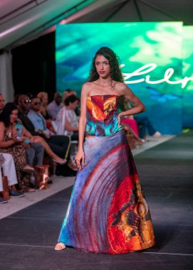 Model bir wA modeli 18 Mart 2022 'de Fort Lauderdale, FL' de düzenlenen FLL Moda Haftası sırasında Lily Marotto Moda Şovu için podyumda yürüyor.