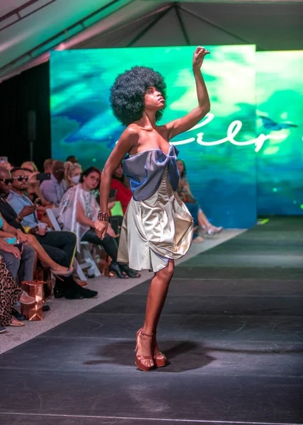 在2022年3月18日于佛罗里达州劳德代尔堡举行的Fll时装周期间 一位模特走在设计师Lily Marotto时装秀的跑道上 — 图库照片