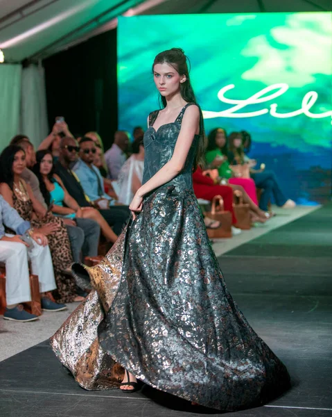 Modelo Modelo Caminha Pista Para Designer Lily Marotto Fashion Show — Fotografia de Stock