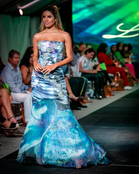 Modelo Modelo Caminha Pista Para Designer Lily Marotto Fashion Show — Fotografia de Stock