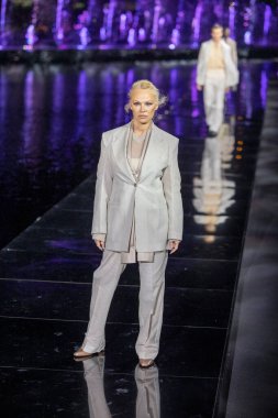 Aktris ve Model Pamela Anderson, Patron Moda Şovu Yaz 2023 'te Miami Plajı' ndaki Herald Plaza 'da 15 Mart 2023' te podyumda yürüyor.