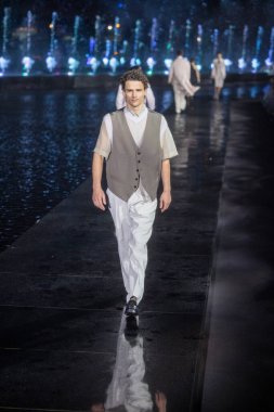 Bir model 15 Mart 2023 'te Miami Plajı' ndaki Herald Plaza 'da Patron Moda Şovu Yaz 2023' te podyumda yürüyor.