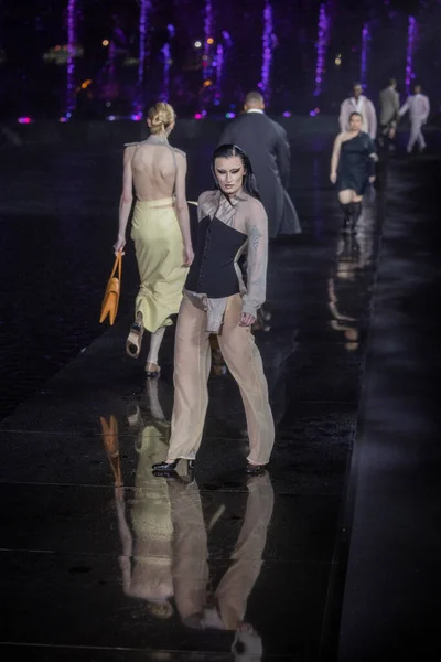 Una Modelo Camina Por Pasarela Para Boss Fashion Show Primavera — Foto de Stock