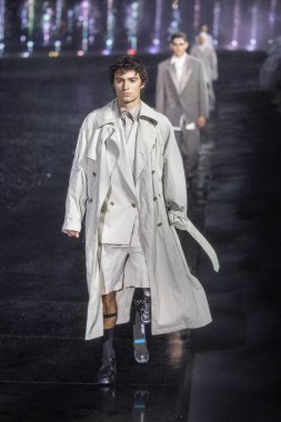 Bir model 15 Mart 2023 'te Miami Plajı' ndaki Herald Plaza 'da Patron Moda Şovu Yaz 2023' te podyumda yürüyor.