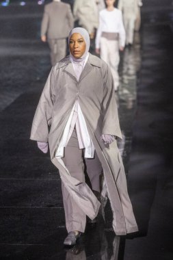 Bir model 15 Mart 2023 'te Miami Plajı' ndaki Herald Plaza 'da Patron Moda Şovu Yaz 2023' te podyumda yürüyor.