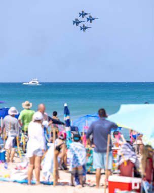 ABD Deniz Kuvvetleri Mavi Melekleri filosu 30 Nisan 2023 'te Fort Lauderdale Plajı' ndaki Fort Lauderdale Hava Gösterisi sırasında gösteri yapar. 