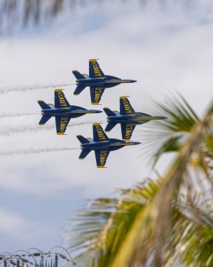 ABD Deniz Kuvvetleri Mavi Melekleri filosu 30 Nisan 2023 'te Fort Lauderdale Plajı' ndaki Fort Lauderdale Hava Gösterisi sırasında gösteri yapar. 