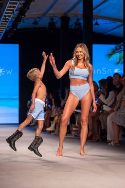 8 Haziran 2023 'te Miami Beach, FL' deki Paraiso 10 'da LainSnow mayo defilesinde bir model podyumda yürüyor.