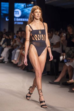 9 Haziran 2023 'te Miami Beach, FL' deki Paraiso 10 'da Instituto Marangoni üst bisiklet mayo defilesinde bir model podyumda yürüyor.