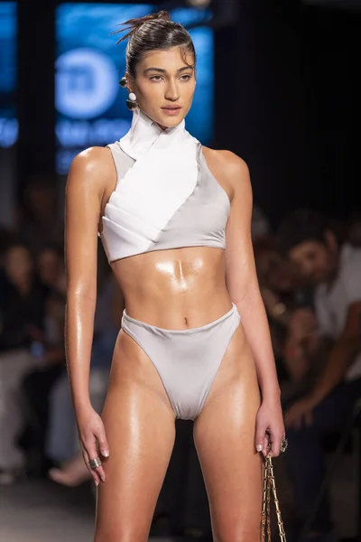 Una Modella Percorre Pista Durante Instituto Marangoni Upcycle Swimwear Fashion — Foto Stock