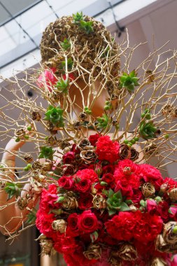 2 Mart 2024 'te Bal Harbour, FL' de Fleurs de Villes Artiste 'de düzenlenen etkinlikte çiçeklerle süslenmiş mankenler gösterildi. 
