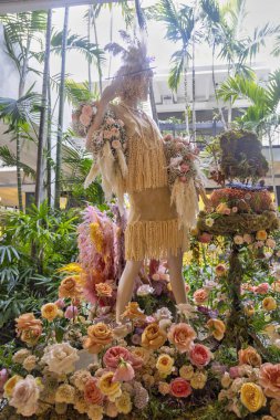 2 Mart 2024 'te Bal Harbour, FL' de Fleurs de Villes Artiste 'de düzenlenen etkinlikte çiçeklerle süslenmiş mankenler gösterildi. 