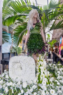 2 Mart 2024 'te Bal Harbour, FL' de Fleurs de Villes Artiste 'de düzenlenen etkinlikte çiçeklerle süslenmiş mankenler gösterildi. 