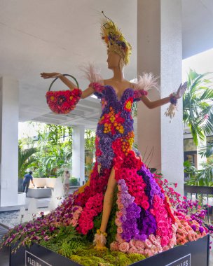 2 Mart 2024 'te Bal Harbour, FL' de Fleurs de Villes Artiste 'de düzenlenen etkinlikte çiçeklerle süslenmiş mankenler gösterildi. 