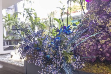 2 Mart 2024 'te Bal Harbour, FL' de Fleurs de Villes Artiste 'de düzenlenen etkinlikte çiçeklerle süslenmiş mankenler gösterildi. 