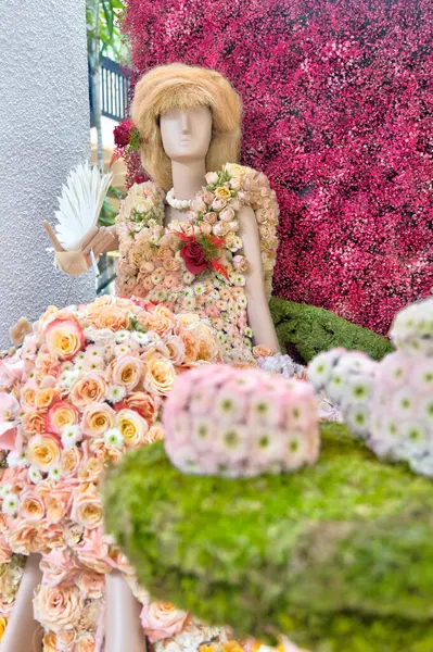 Des Mannequins Décorés Fleurs Sont Présentés Lors Événement Fleurs Villes Photos De Stock Libres De Droits