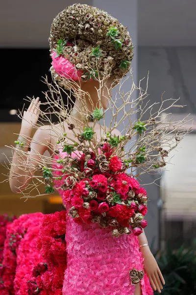 Des Mannequins Décorés Fleurs Sont Présentés Lors Événement Fleurs Villes Photo De Stock