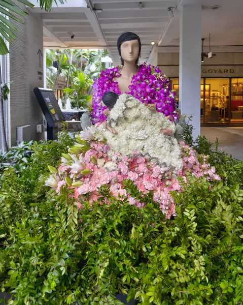 Des Mannequins Décorés Fleurs Sont Présentés Lors Événement Fleurs Villes Images De Stock Libres De Droits