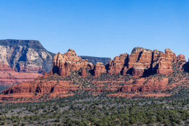 Sedona, Arizona 'daki dağlar 18 Mart 2024' te 2024 ilkbaharında çekiliyor.