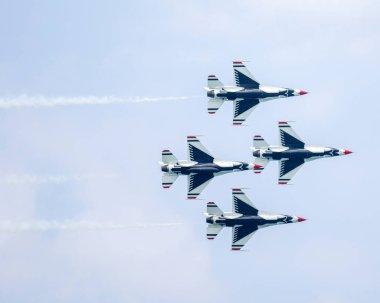 ABD Hava Kuvvetleri Thunderbird filosu 12 Mayıs 2024 'te Fort Lauderdale Plajı' ndaki Fort Lauderdale Hava Gösterisi sırasında gösteri yapar.