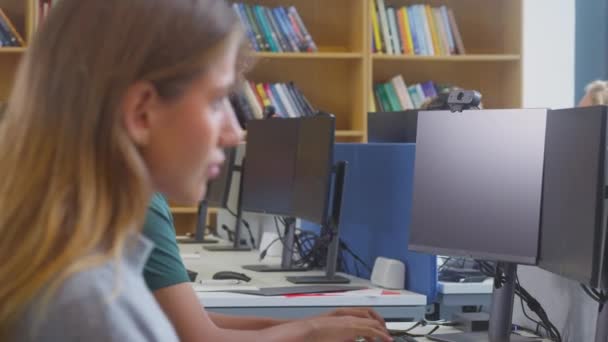Estudiante Universitario Universitario Masculino Que Trabaja Computadora Biblioteca Siendo Ayudado — Vídeo de stock