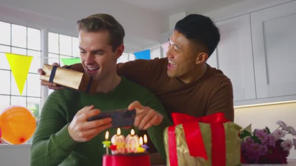 Evde Doğum Gününü Kutlayan Aynı Cinsiyetten Erkek Çift Telefonda Pasta — Stok video
