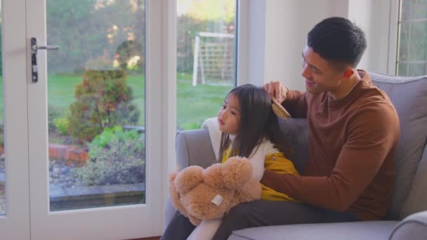 Οικογένεια Διασκεδάζει Στο Σπίτι Τον Μπαμπά Βούρτσισμα Μαλλιά Της Κόρης — Αρχείο Βίντεο