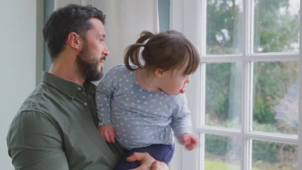 Sendromlu Kızını Kucağında Taşıyan Sevgili Baba Pencereden Dışarı Bakıyorlar Ağır — Stok video