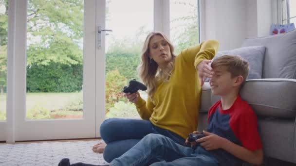 Mama Fiul Acasă Jucând Jocuri Video Împreună Femeie Înșelând Prin — Videoclip de stoc