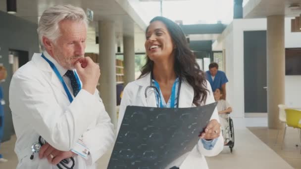 Beyaz Önlüklü Erkek Doktor Yoğun Hastane Binasında Ağır Çekimde Çekilen — Stok video