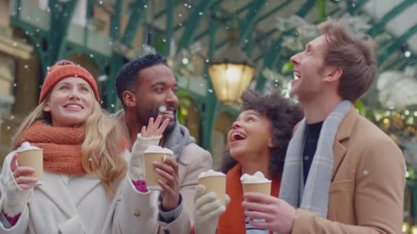 Group Friends Drinking Hot Chocolate Marshmallows Snow Outdoor Christmas Market — Stock Video
