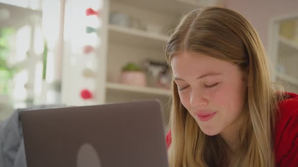 Teenage Dívka Sobě Ortodontické Rovnátka Ležící Posteli Doma Streaming Film — Stock video