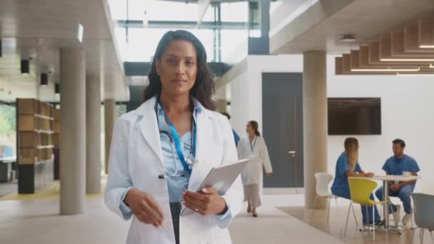 Yoğun Hastane Binasında Beyaz Önlüklü Dijital Tabletli Kadın Doktor Portresi — Stok video