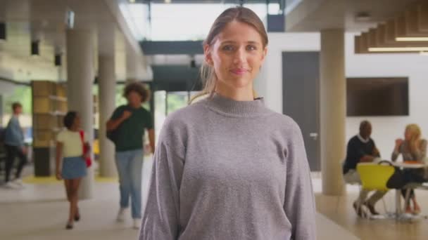 Porträtt Leende Kvinnliga Student Upptagen Universitet Eller College Byggnad Skjuten — Stockvideo