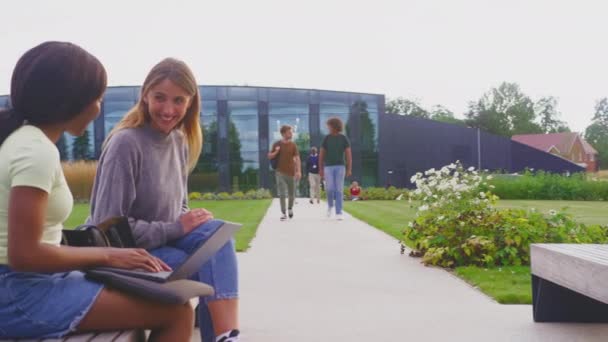 Duas Estudantes Universitárias Universitárias Sentadas Livre Campus Conversando Trabalhando Laptop — Vídeo de Stock