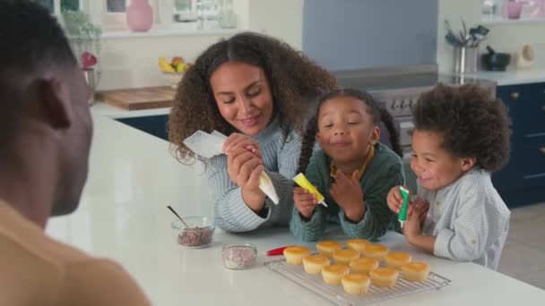 Föräldrar Och Barn Kök Med Strössel Och Glasyr För Att — Stockvideo