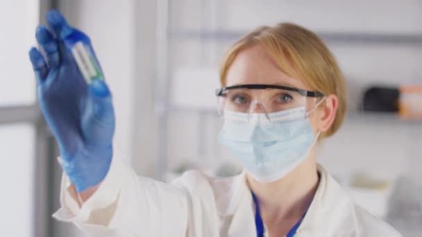 Dra Fokus Porträtt Kvinnliga Labb Forskare Bär Skyddsglasögon Och Ansiktsmask — Stockvideo