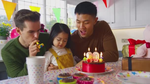 Família Com Dois Pais Filha Comemorar Aniversário Anos Dos Pais — Vídeo de Stock