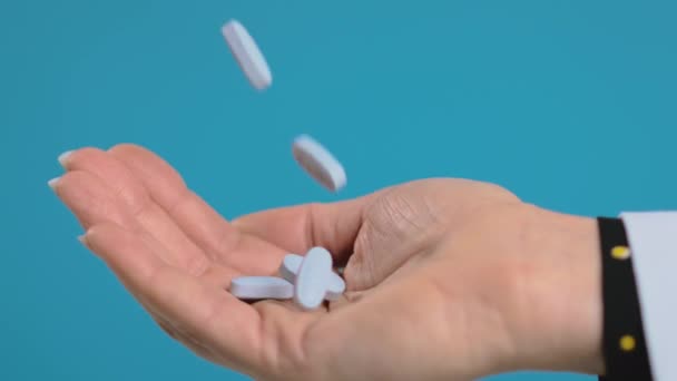 Close Pills Falling Hand Female Doctor Wearing White Coat Blue — Stock Video