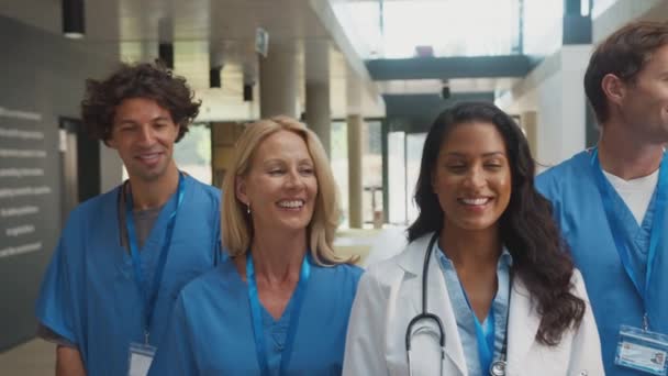 Kamerapuren Entlang Der Gesichter Eines Multikulturellen Ärzteteams Uniform Das Krankenhausgebäude — Stockvideo