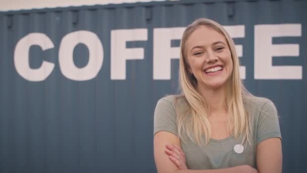 Glimlachende Vrouwelijke Stagiaire Bij Vrachtvervoer Bedrijf Buiten Staan Voorkant Van — Stockvideo