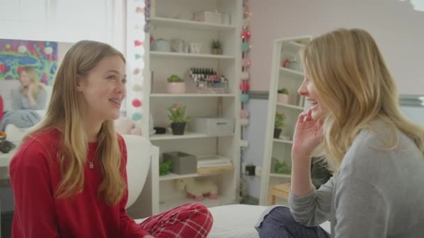Pohled Dospívající Dceru Pyžamu Jak Sedí Posteli Mluví Směje Matkou — Stock video