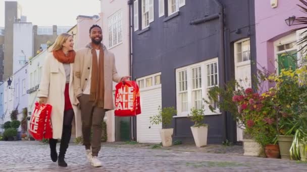 Multikulturelles Paar Arm Arm Wenn Bei Einem Besuch Der Stadt — Stockvideo