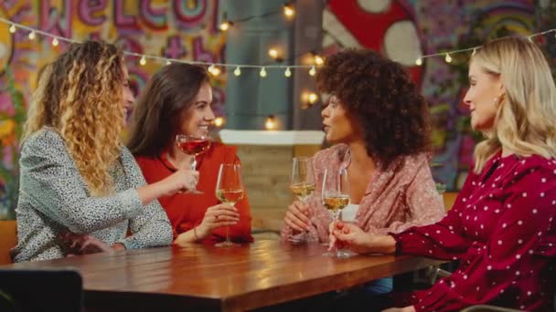 Gruppe Multikultureller Freundinnen Sitzt Tisch Und Trinkt Wein Und Genießt — Stockvideo