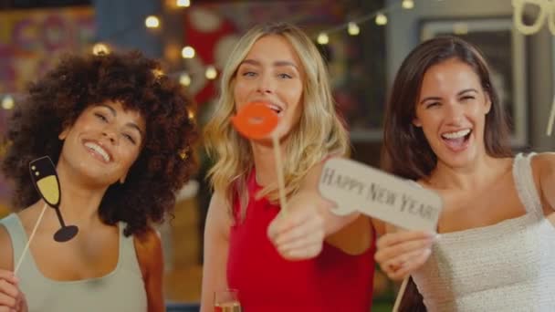 Çok Kültürlü Bir Grup Bayan Arkadaş Kadehlerini Şampanya Eşliğinde Kaldırarak — Stok video