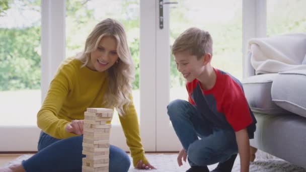 Anne Oğlu Evde Oyun Oynuyorlar Tahta Blokları Dengede Tutuyorlar Ağır — Stok video