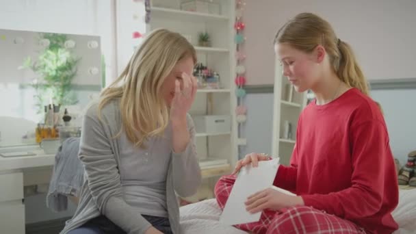 Moeder Brengt Envelop Met Examenresultaten Naar Tienerdochter Haar Slaapkamer Vieren — Stockvideo