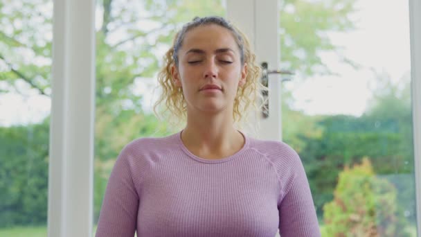 Porträtt Leende Ung Kvinna Sitter Mattan Hemma Yoga Position Meditera — Stockvideo